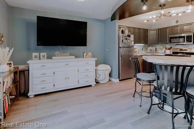 Building Photo - 430 Fox Hills Dr S