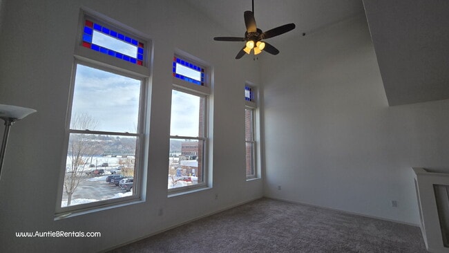 Building Photo - 3-Bedroom Upper-Level Condo in Historic Downtown Stillwater