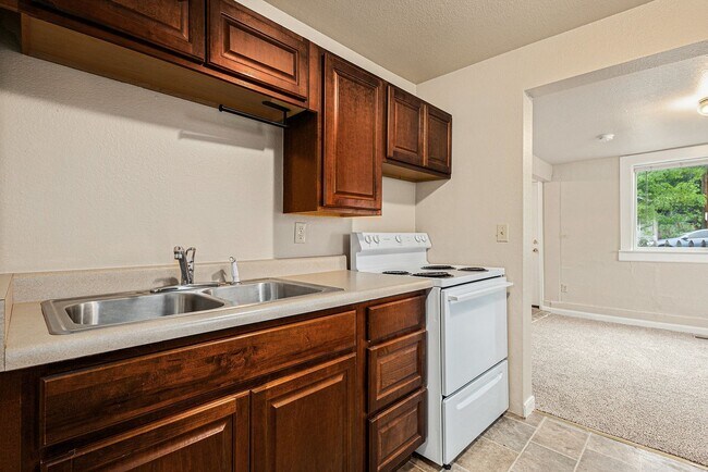 Building Photo - Single Family home, 2 Beds 1 Bath close to...