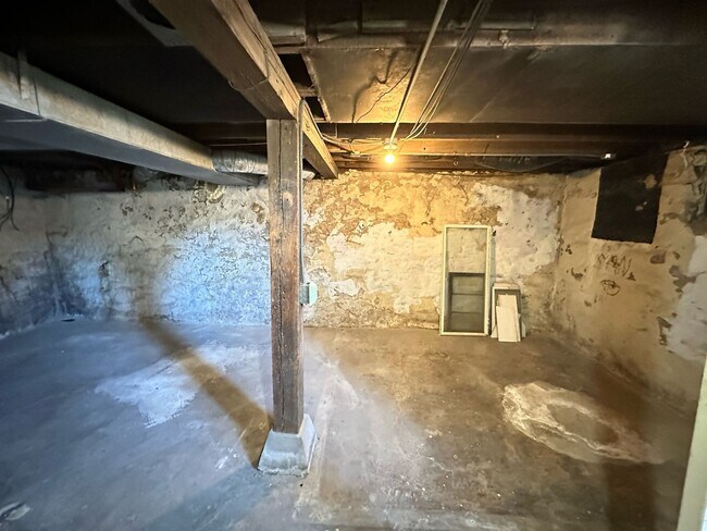 Building Photo - 514 16th St NE