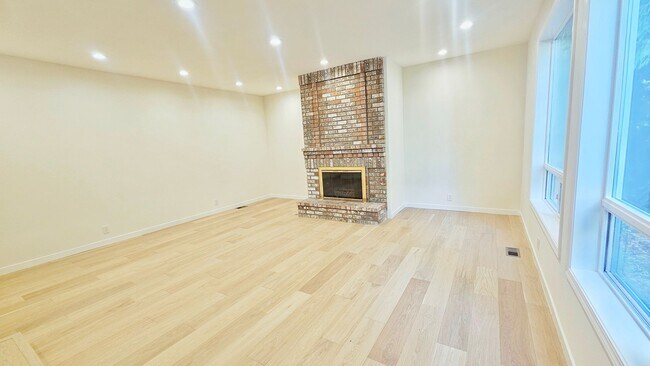 Building Photo - Beautiful 4 Bed 2.5 Bath  3190 sq ft Home in Lakemont, Bellevue