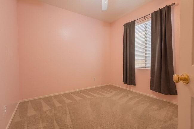 Building Photo - 3 Bedrooms 2 Bathrooms