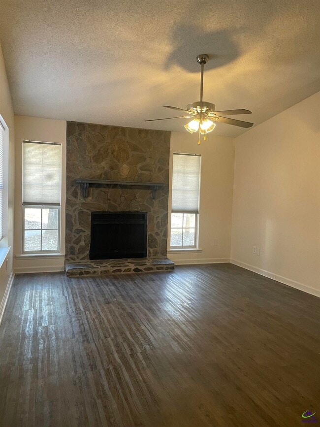 Building Photo - 260 Somerset Dr