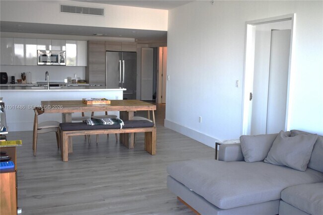 Building Photo - 9940 W Bay Harbor Dr