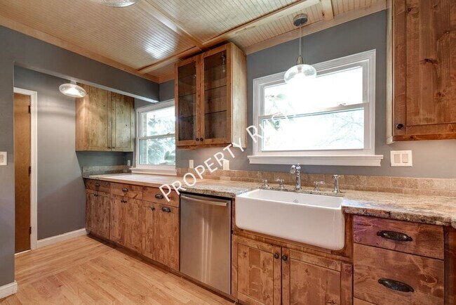 Building Photo - 303 Windmere Dr