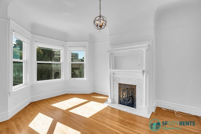 Building Photo - Presidio Heights: Remodeled Flat w/ Privat...