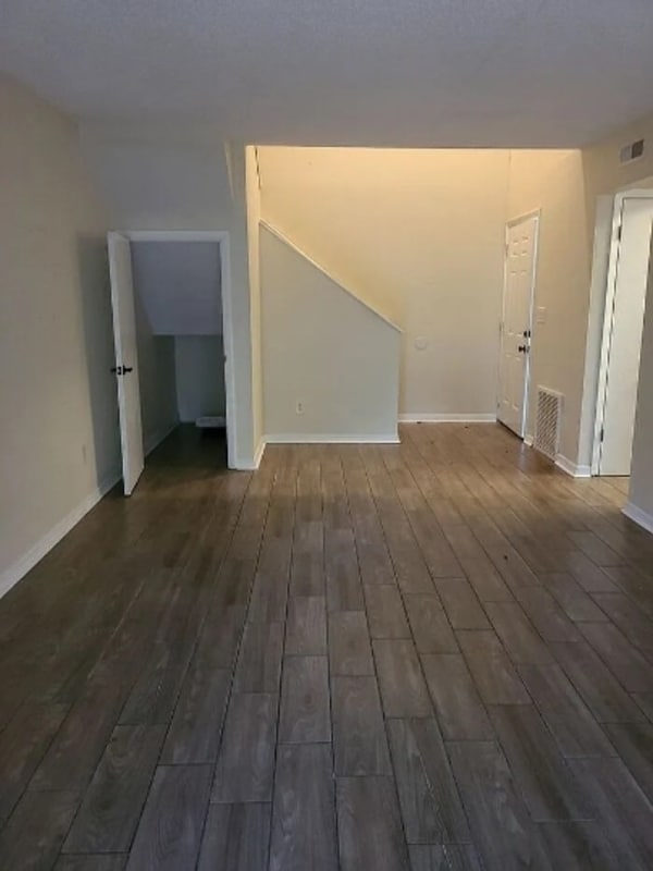 Building Photo - 106 E Rhodes Dr