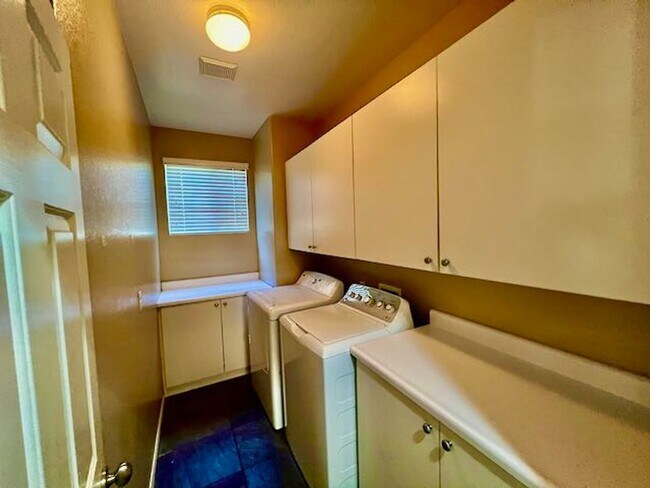 Building Photo - Sunridge Stunner! 4 Bedrooms!