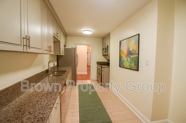 Building Photo - 3022 Cliffdale Rd