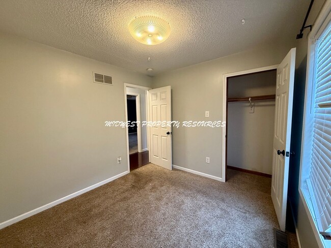 Building Photo - Lee's Summit Schools! 3 Bedroom/2.5 Bath H...