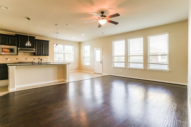 Building Photo - Bright, Spacious Living in an Inviting Home with Modern Finishes and Great Location