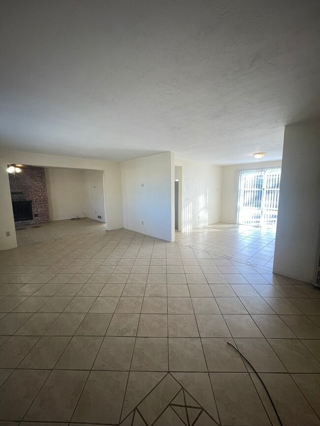 Building Photo - 3112 Colorado St NE