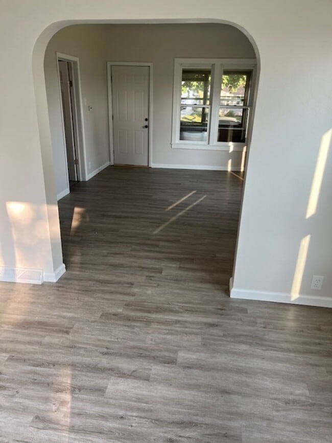 Building Photo - 3 Bedroom 2 Bathroom Single Family Home Av...