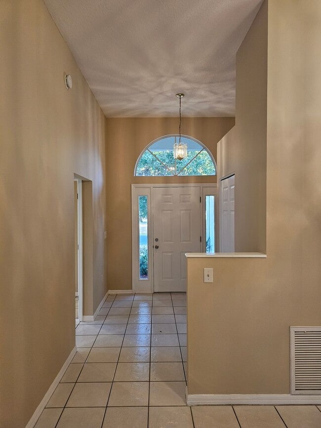 Building Photo - 627 25th Dr E