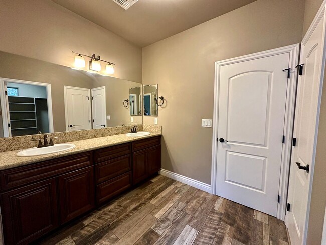 Building Photo - Gorgeous 3 bedroom, 2 bathroom home with 3 car garage