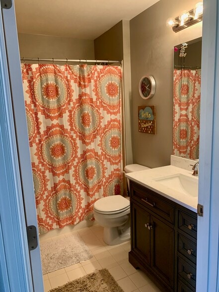 Full bathroom - 811 Rainier Rd