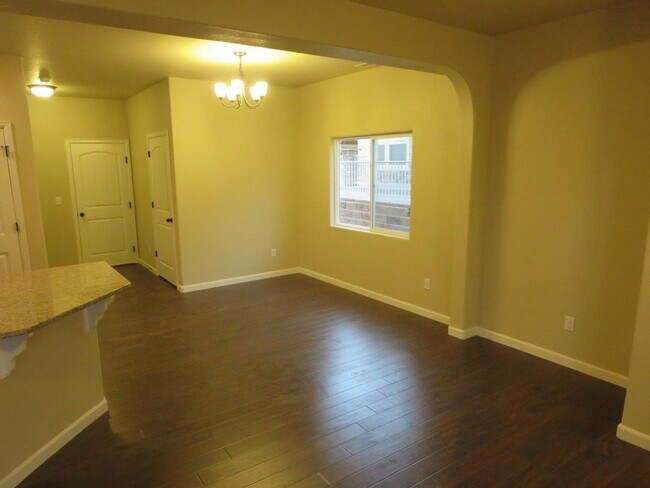 Building Photo - Available Now! 3 Bedroom 2.5 Bathroom Town...