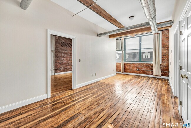 Building Photo - 145 Canal St E
