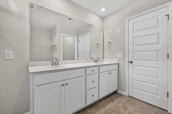 Building Photo - 204 Lake Minsi Dr