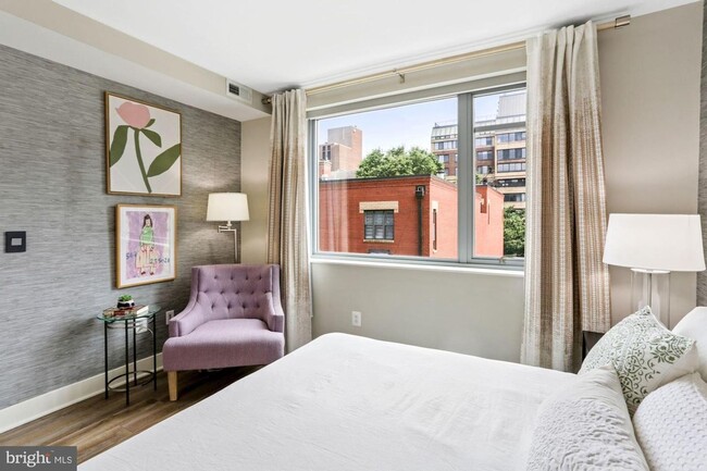 Building Photo - Practically new 1bd/1ba steps to Logan Cir...