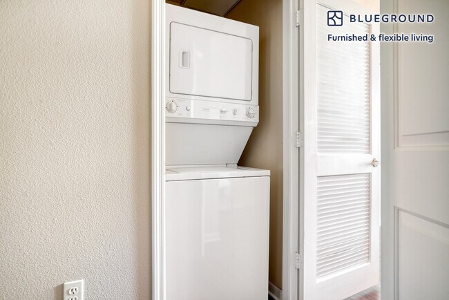 Building Photo - 350 S Jackson St