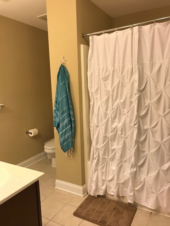 Building Photo - Townhouse with Fenced Backyard!