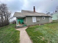 Building Photo - Charming 3 bed/1 bath country home on 5 acres with barn & small shop.