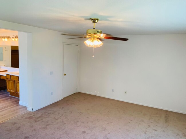Building Photo - Large 4 bedroom home for lease in the hear...