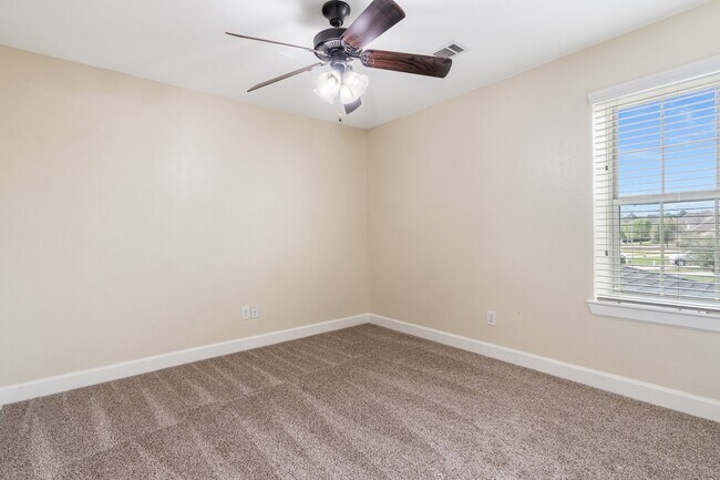 Building Photo - 328 Country Crossing Cir