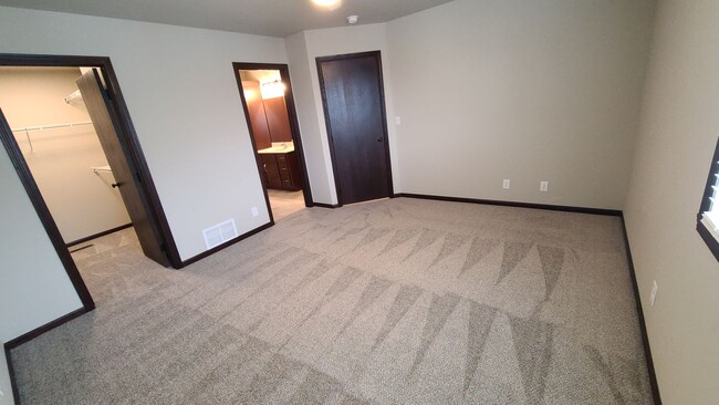 Building Photo - Modern 3 Bedroom Home with Garage & Fenced Yard for Rent!