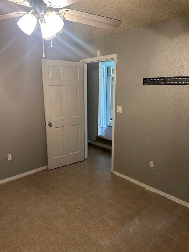 Building Photo - Charming 2 Bedroom, 1 Bath Home with Spaci...