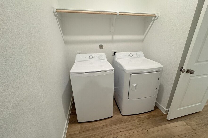 Building Photo - 2426 Peach Oak Xing