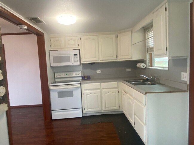 Building Photo - 2 BEDROOM COUNTRY LIVING