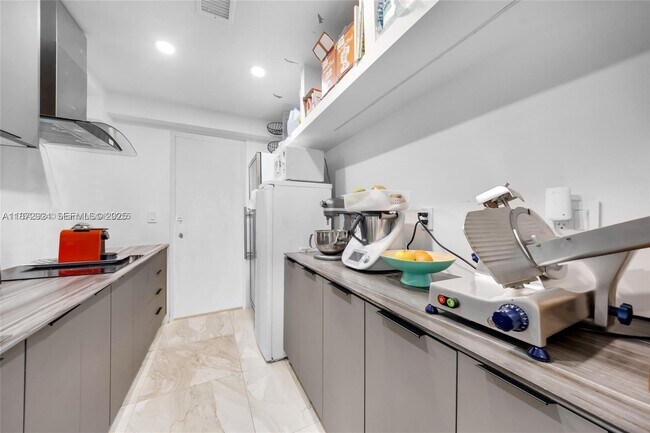 Building Photo - 1141 NE 90th St