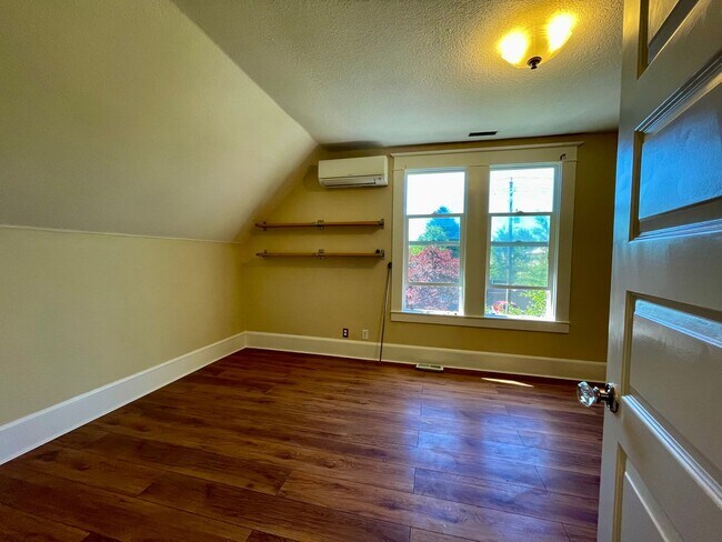 Building Photo - Lovely NE  3 Bed 2 Bath - King Neighborhood - A/C, Garage and Location!