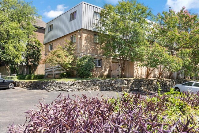 Building Photo - 620 S 1st St