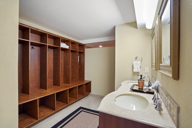 Building Photo - 1363 Oceanview Dr