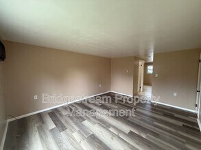 Building Photo - 156 Forest St