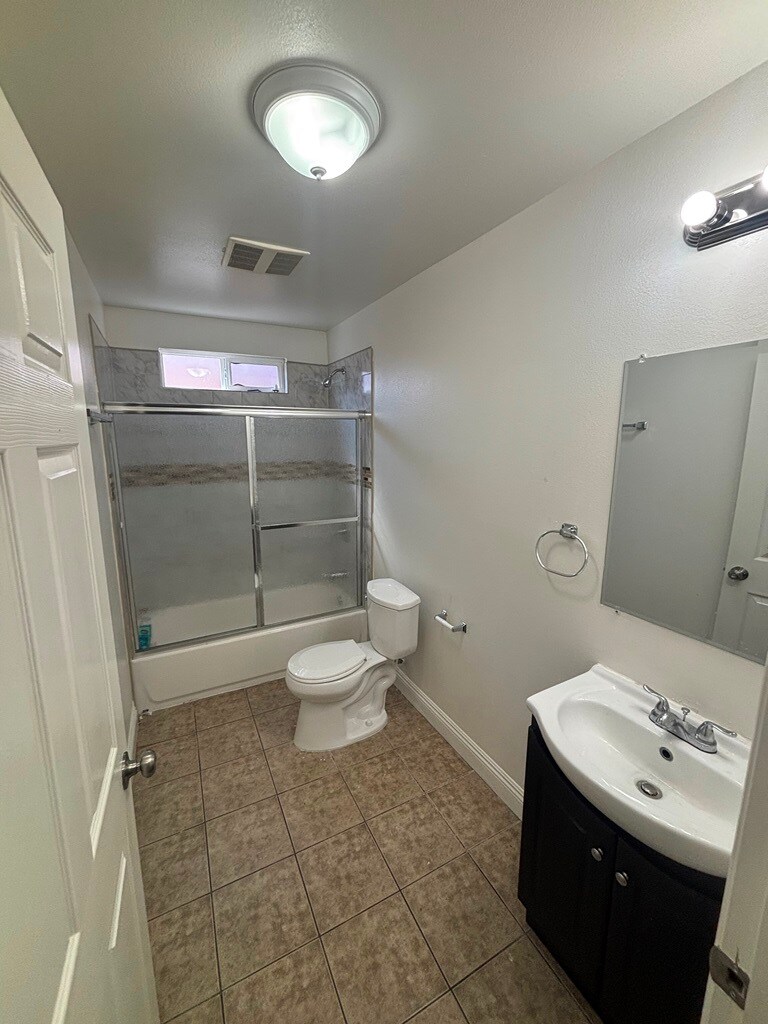 Building Photo - 732 E 74th St