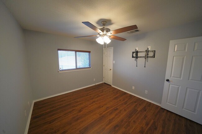 Building Photo - Lovely Cul-De-Sac Home in Schertz/Cibolo N...