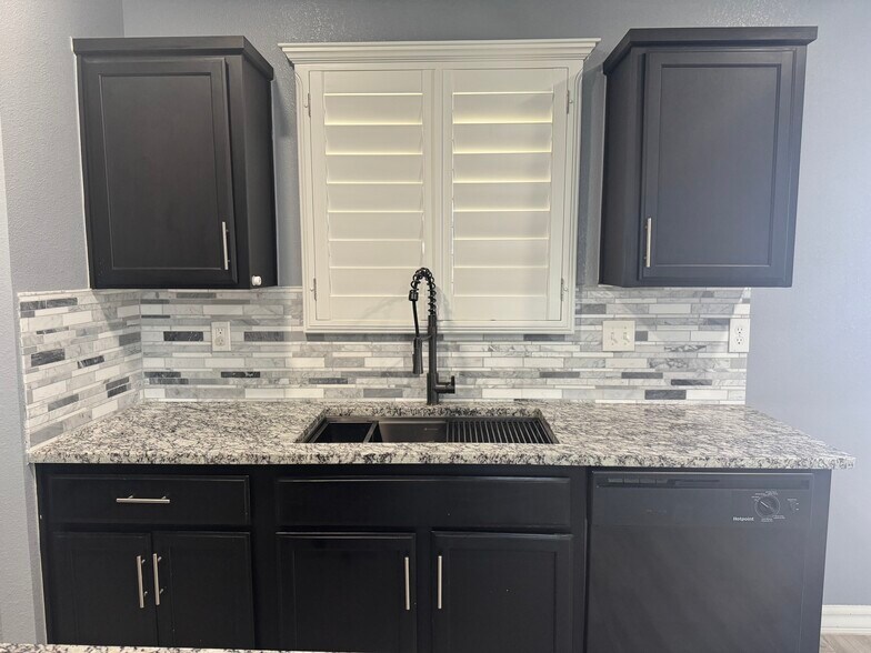 Building Photo - 14233 Escalera Dr