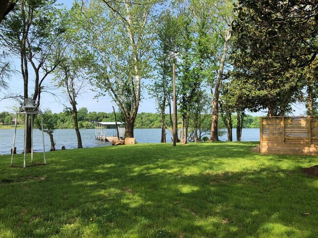 Building Photo - Lake Elmdale Escape