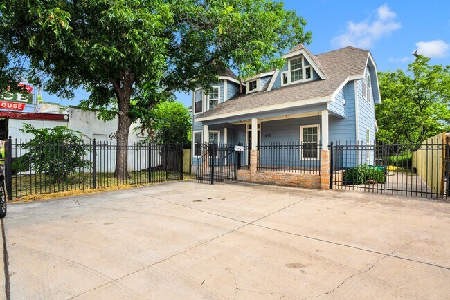 Building Photo - Charming 4-Bedroom Home near Downtown SA!