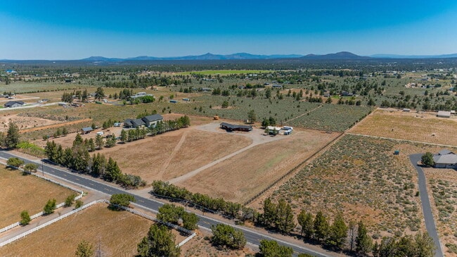 Building Photo - Luxury Home for Rent – Expansive Acreage, ...