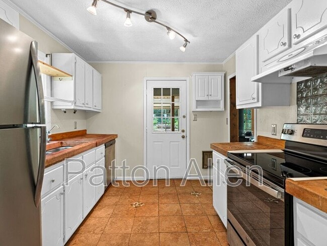 Building Photo - 83 5th Ave