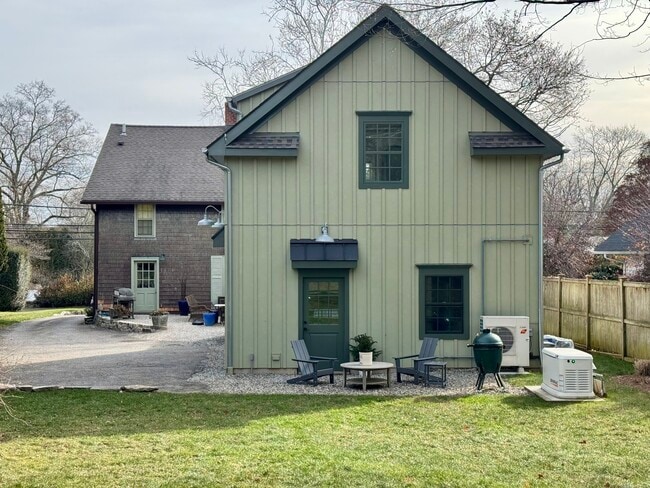 Building Photo - 67 Kings Hwy N