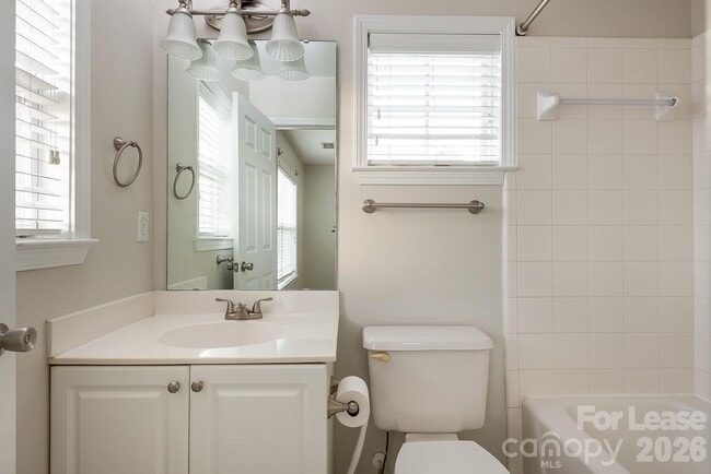 Building Photo - 206 S Cedar St