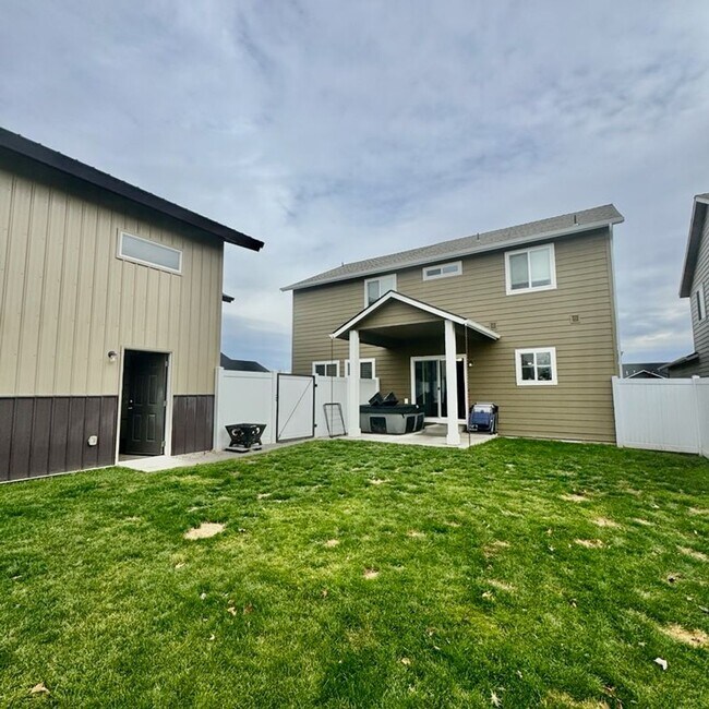 Building Photo - Beautiful 4 bedroom home