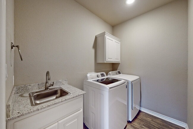 Building Photo - Welcome Home to Summit Crossing