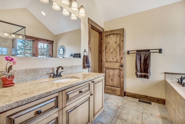 Building Photo - Rare Tumalo HORSE PROPERTY Retreat on 10 A...